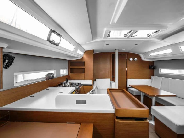 Hire Sailboat Jeanneau with a boat licence