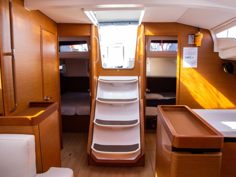 Hire Sailboat Jeanneau with a boat licence