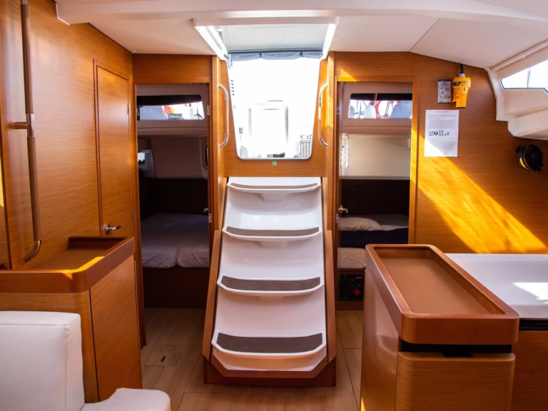 Hire Sailboat Jeanneau with a boat licence