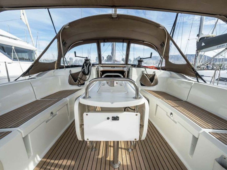 Hire Sailboat Jeanneau with a boat licence