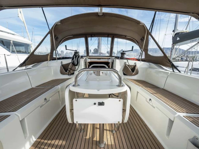 Hire Sailboat Jeanneau with a boat licence