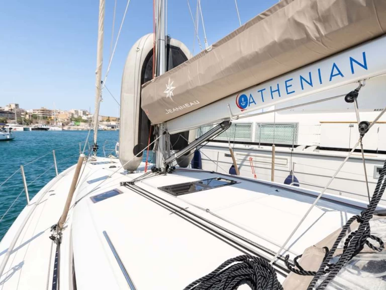 Hire Sailboat Jeanneau with a boat licence