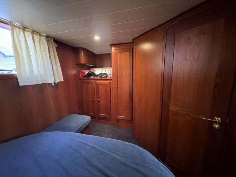 Hire a De Drait De Drait Impression 42 Akkrum