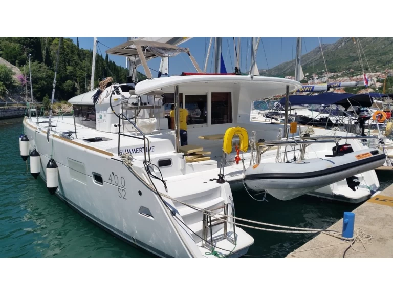 Hire Catamaran Lagoon with a boat licence