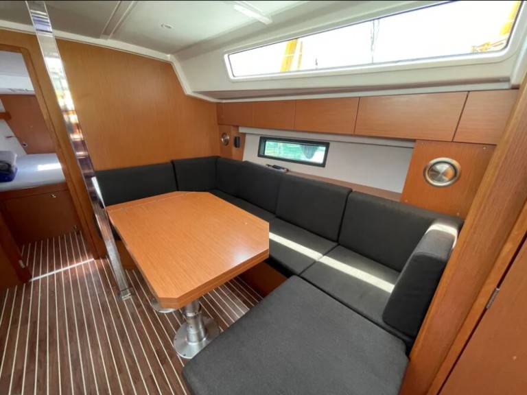 Sailboat to hire Alimos at the best price