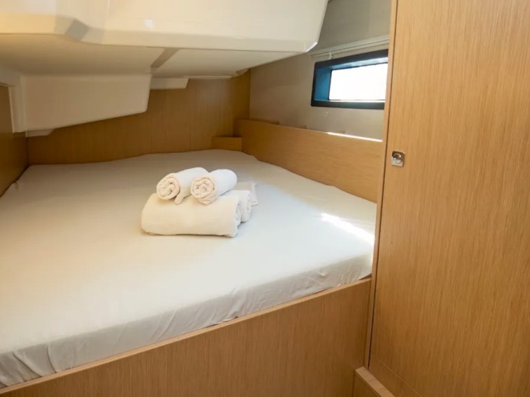 Yacht hire Cogolin cheap Bavaria C38