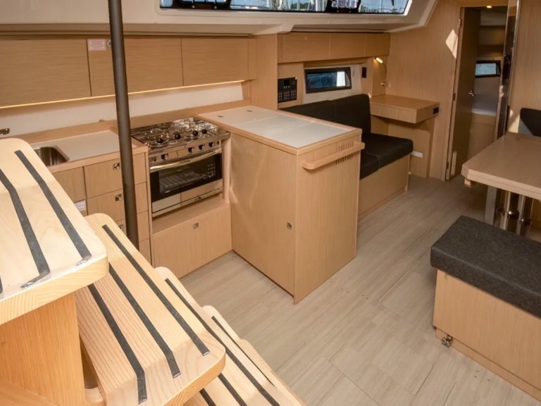 Charter a Bavaria Bavaria C38 in Cogolin on Samboat