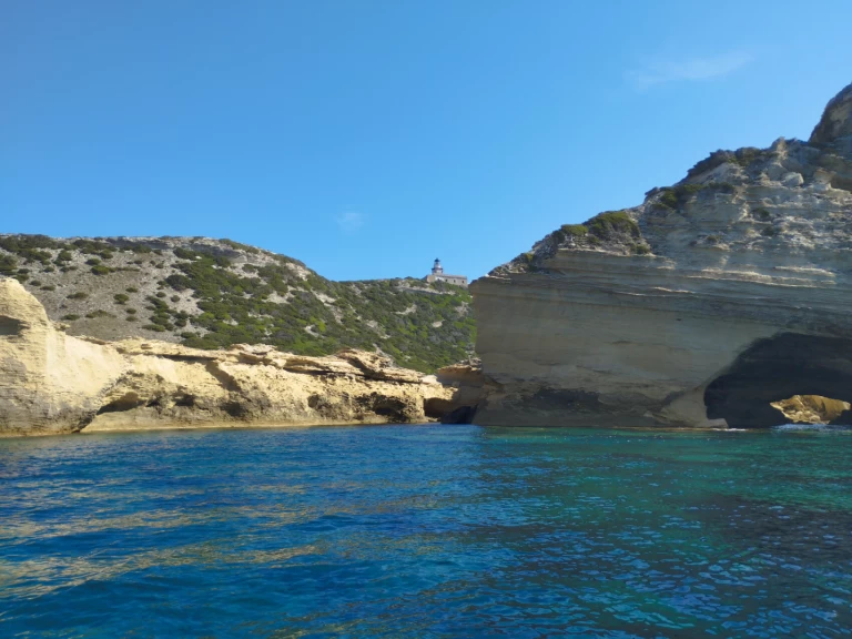 Yacht hire Porto-Vecchio cheap Cap Camarat 6.5 CC Serie 3