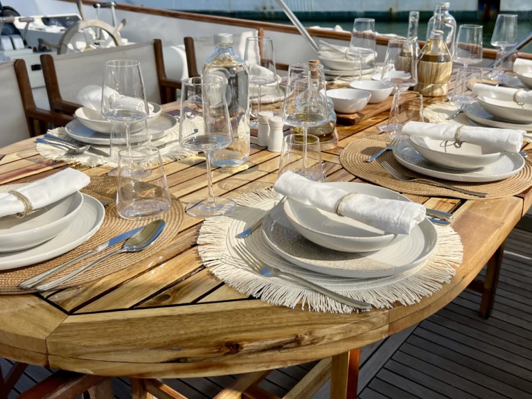 Yacht hire Catania cheap Akhir 20