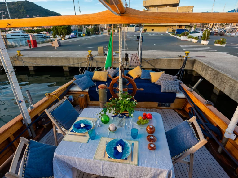 Hire Motorboat SIMEONI with a boat licence