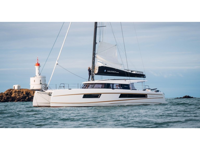 Charter a Nautitech Nautitech 48 Open in Lávrio on Samboat