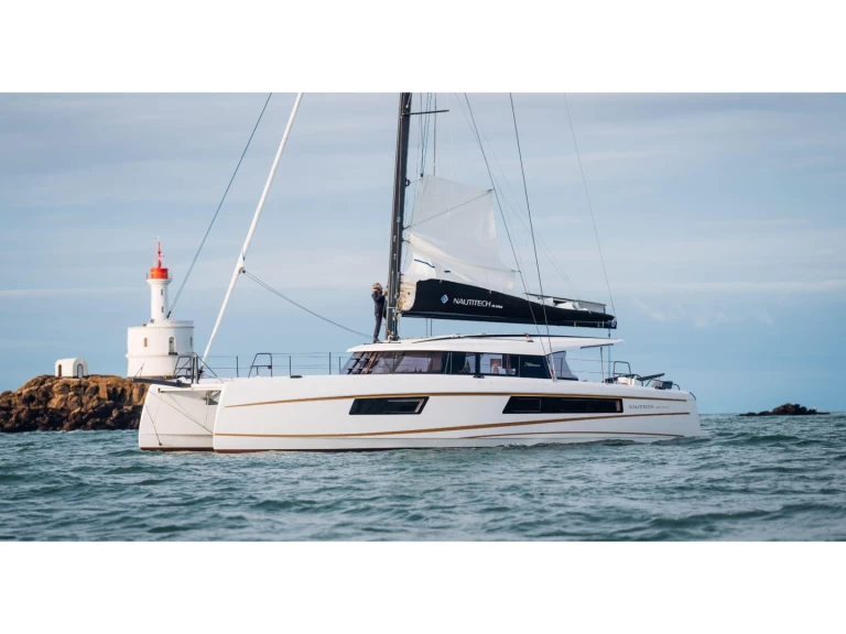Charter a Nautitech Nautitech 48 Open in Lávrio on Samboat