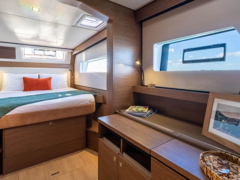 Catamaran to hire Lávrio at the best price