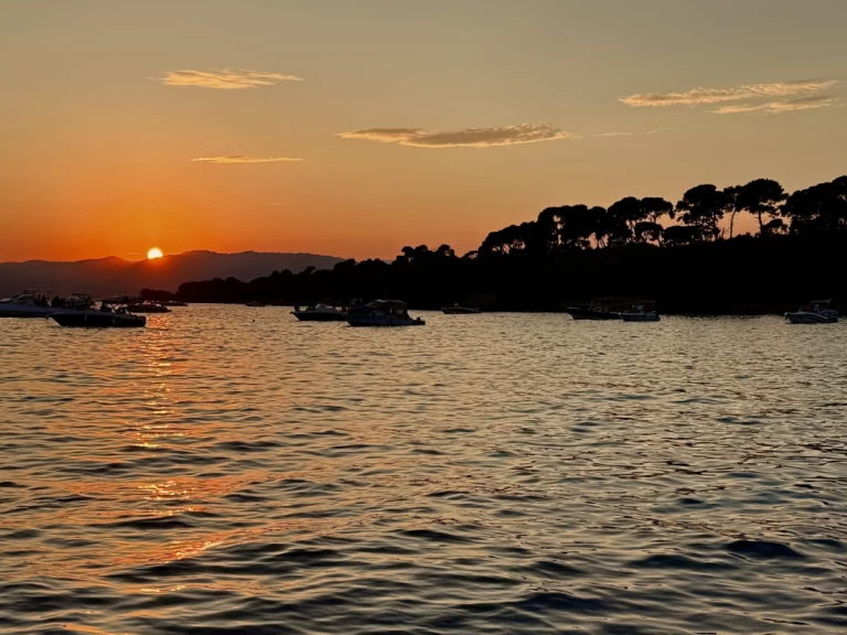 Yacht charter Antibes - Jeanneau CAP CAMARAT on SamBoat