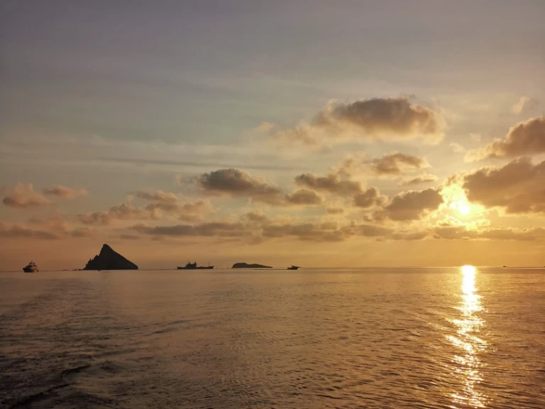 Hire Sailboat Jeanneau with a boat licence