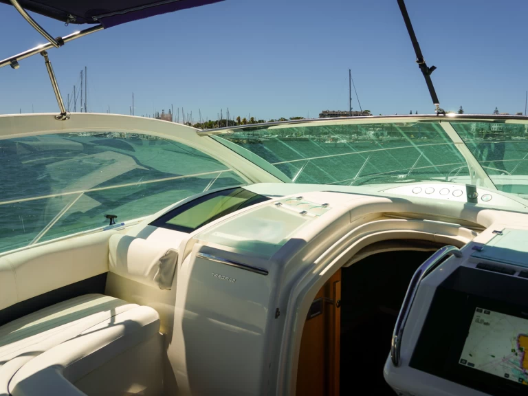Charter a Fairline Targa 52 in Cascais on Samboat
