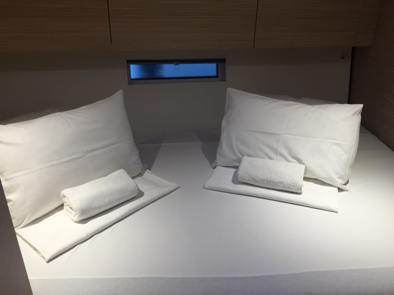 Hire Sailboat D&D Yacht with a boat licence