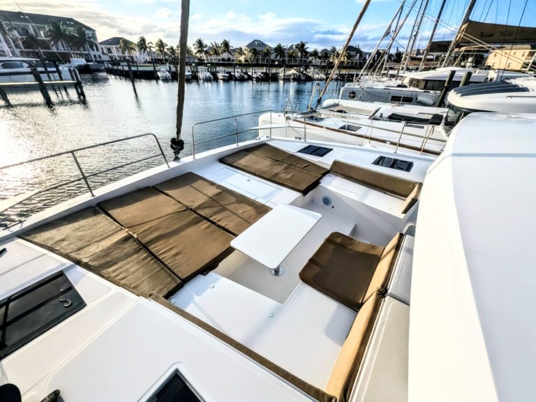 Yacht hire Nassau cheap Bali 4.4