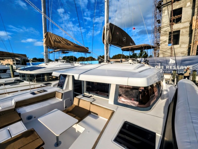 Catamaran hire in Nassau - Bali Bali 4.4