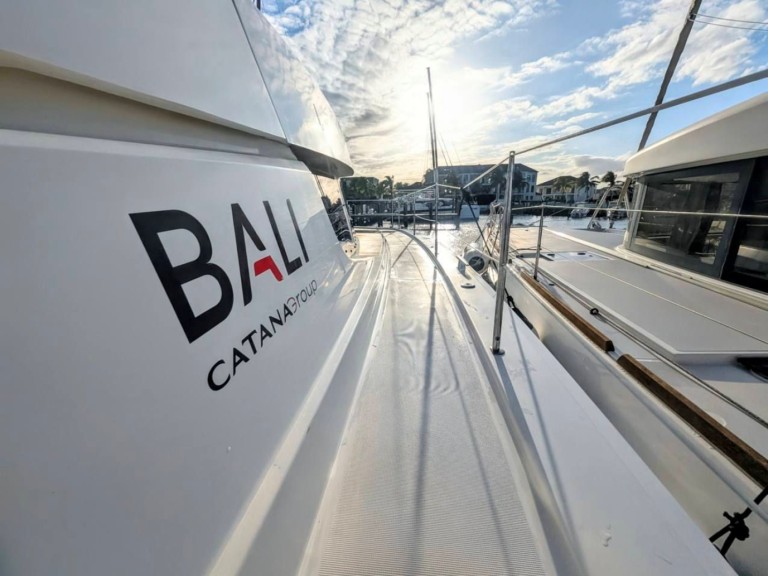 Charter a Bali Bali 4.4 in Nassau on Samboat