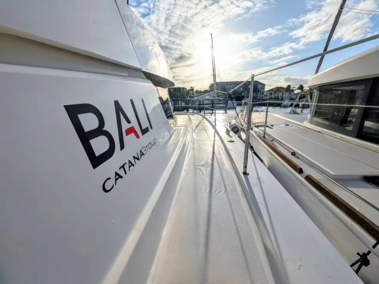 Charter a Bali Bali 4.4 in Nassau on Samboat