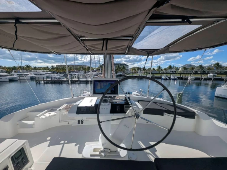 Charter a Lagoon Lagoon 52 F in Nassau on Samboat