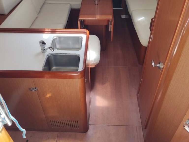 Sailboat to hire Néa Péramos at the best price