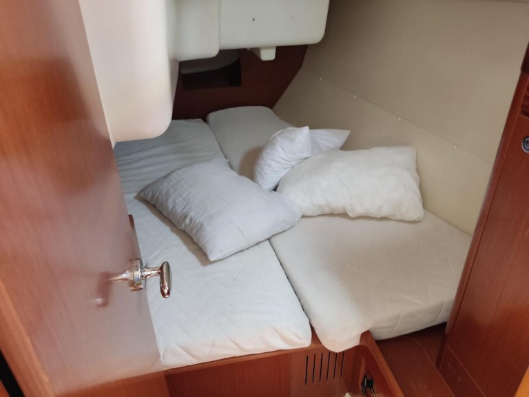 Yacht charter Néa Péramos - Bénéteau Oceanis 34 on SamBoat
