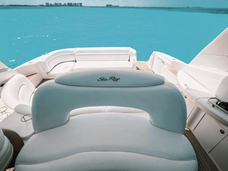 Hire Luxury Yacht Sea Ray with a boat licence