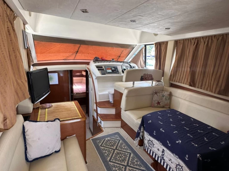 Hire Motorboat Prestige with a boat licence