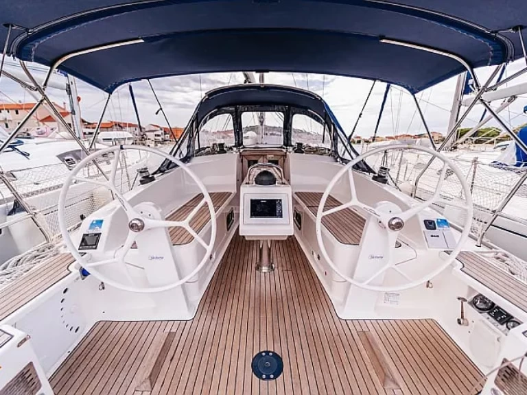 Sailboat hire in Betina - Bavaria Cruiser 37