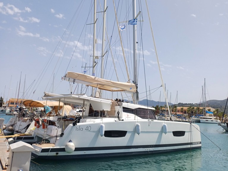 Hire Catamaran Fountaine Pajot with a boat licence