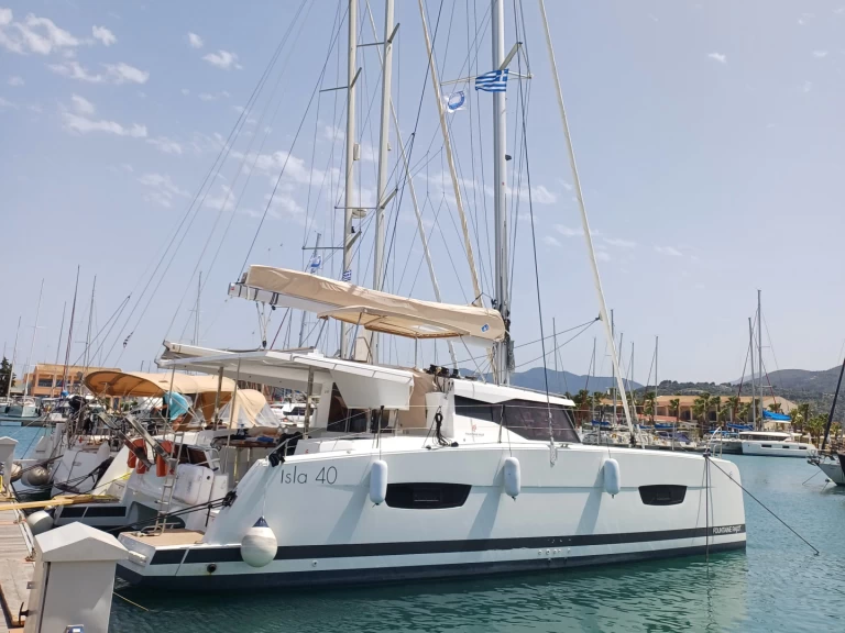 Hire Catamaran Fountaine Pajot with a boat licence