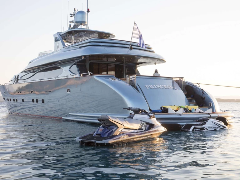 Luxury Yacht to hire Piraeus at the best price