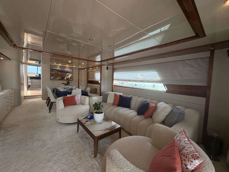 Hire Luxury Yacht San Lorenzo with a boat licence