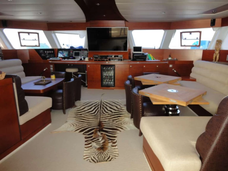 Hire Luxury Yacht Sunreef with a boat licence