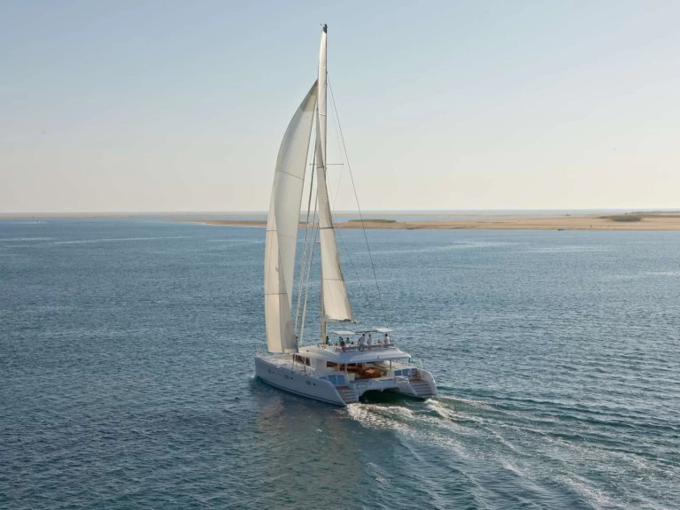 Hire Luxury Yacht Lagoon with a boat licence