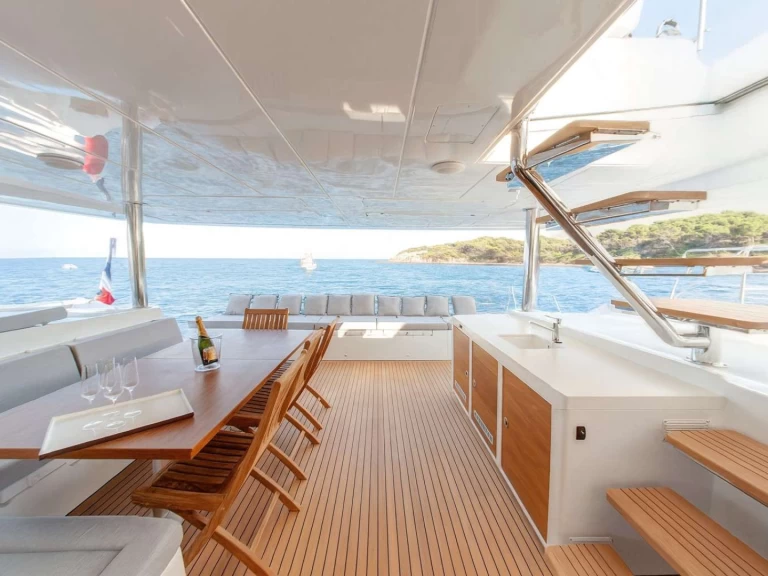 Luxury Yacht to hire Alimos at the best price