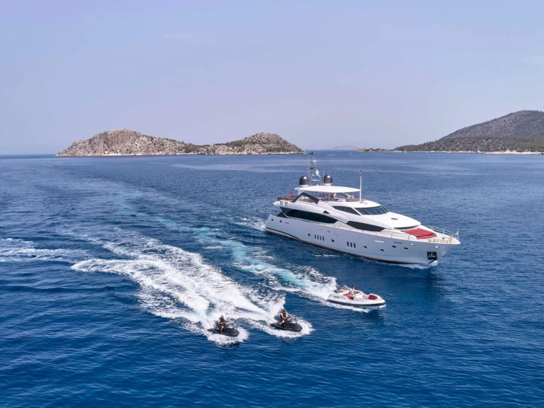 Hire Luxury Yacht Sunseeker with a boat licence