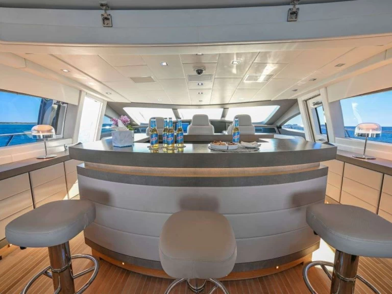 Charter a Mangusta TOTAL in Paradise Island on Samboat