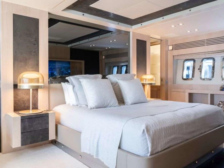 Hire Luxury Yacht Mangusta with a boat licence