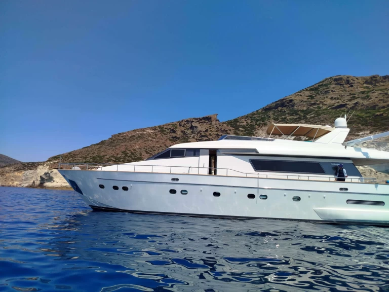 Hire Luxury Yacht San Lorenzo with a boat licence