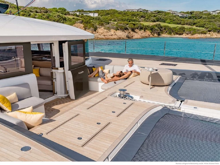 Hire Luxury Yacht Lagoon with a boat licence