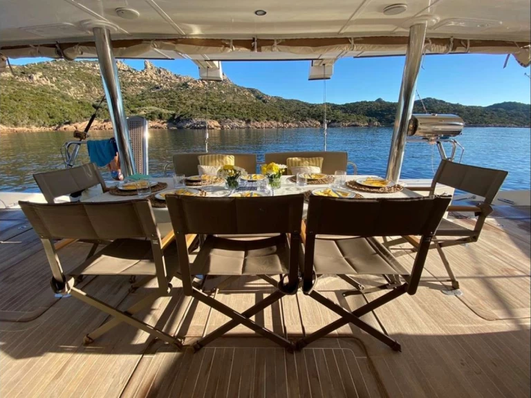 Hire Luxury Yacht Sunreef with a boat licence