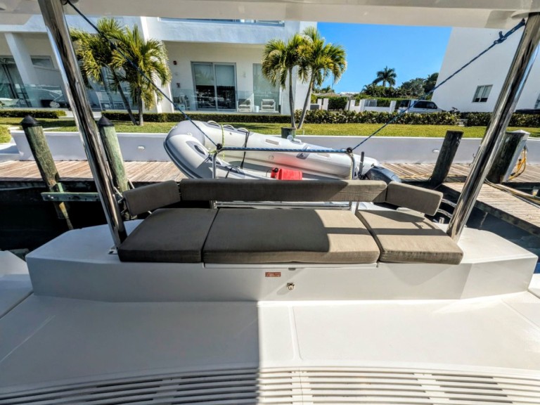 Catamaran to hire Nassau at the best price