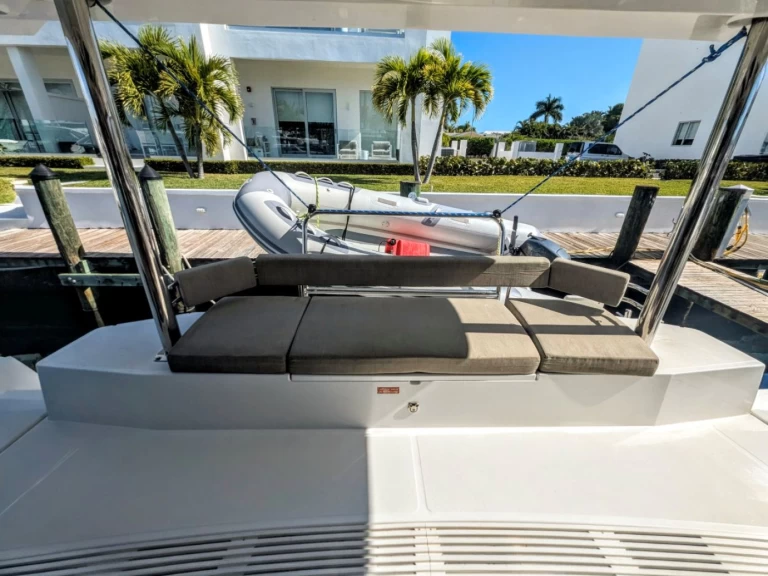 Catamaran to hire Nassau at the best price