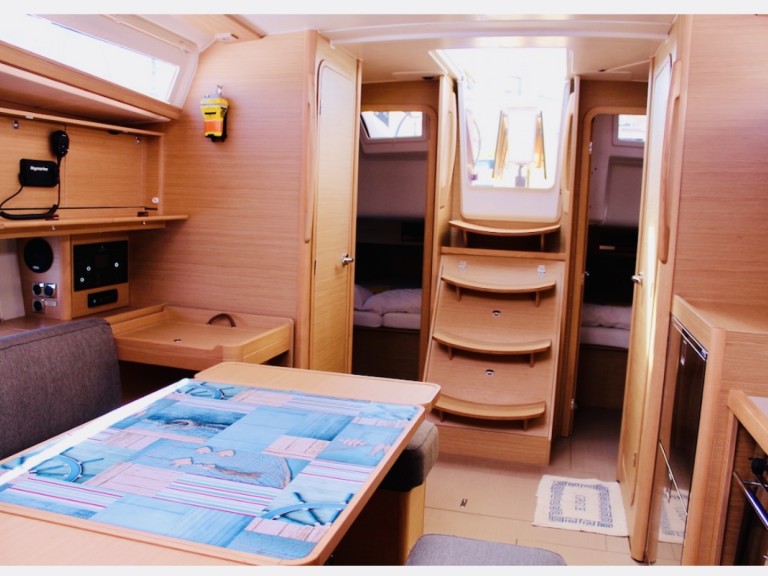 Charter a Dufour Dufour 390 in Lefkáda on Samboat