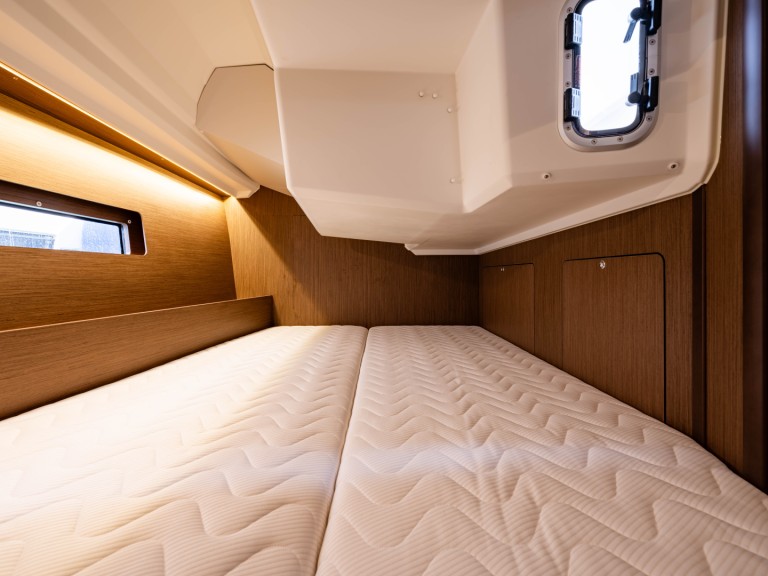 Sailboat to hire Néa Péramos at the best price