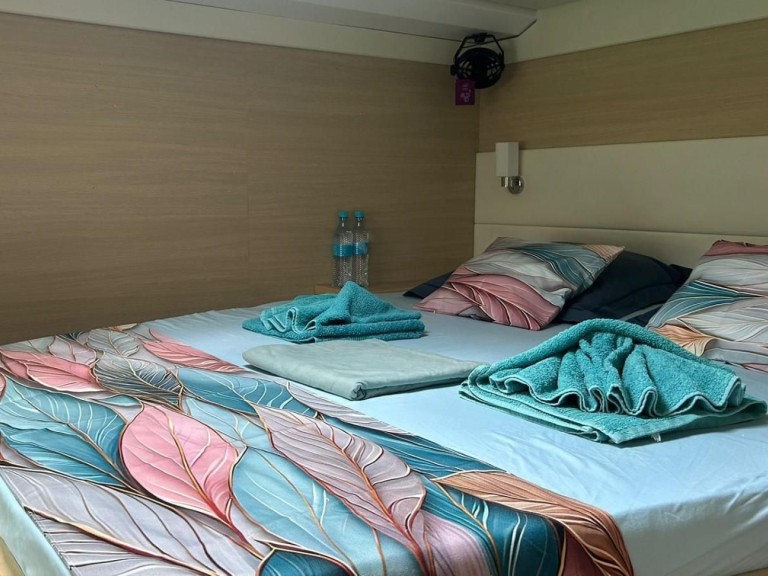 Yacht hire Eden Island cheap Lagoon 620