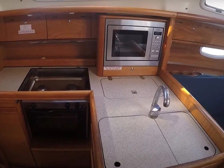 Charter a Bavaria Bavaria 34 in Kiáto on Samboat